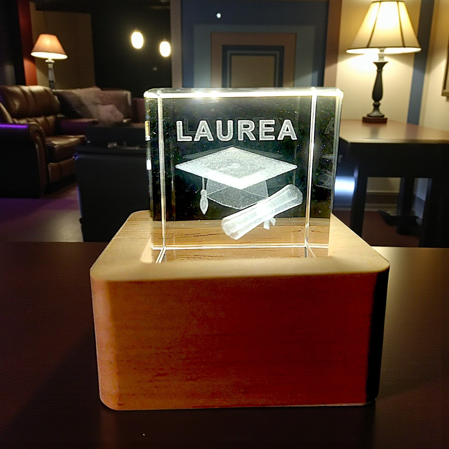 Cubo di cristallo luminoso con base in legno in tema laurea