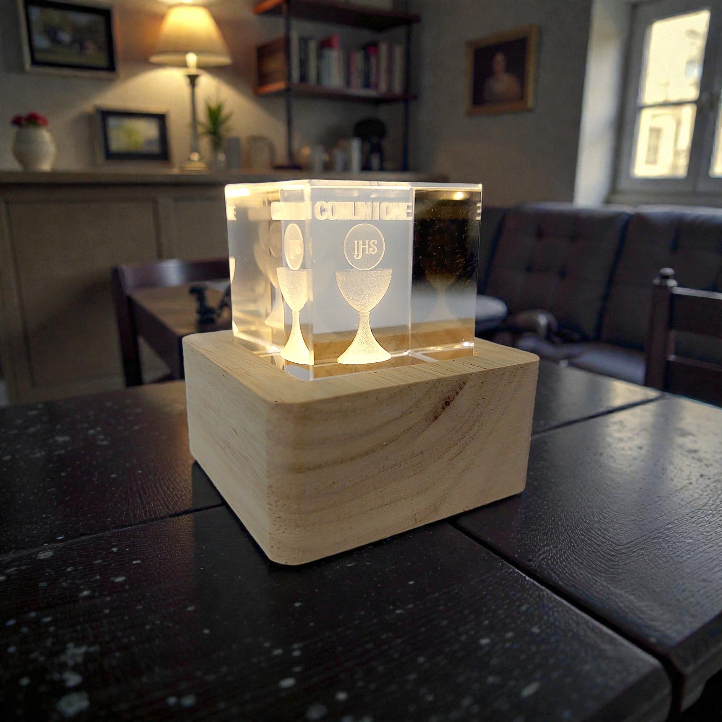 Cubo di cristallo luminoso con base in legno in tema Prima Comunione