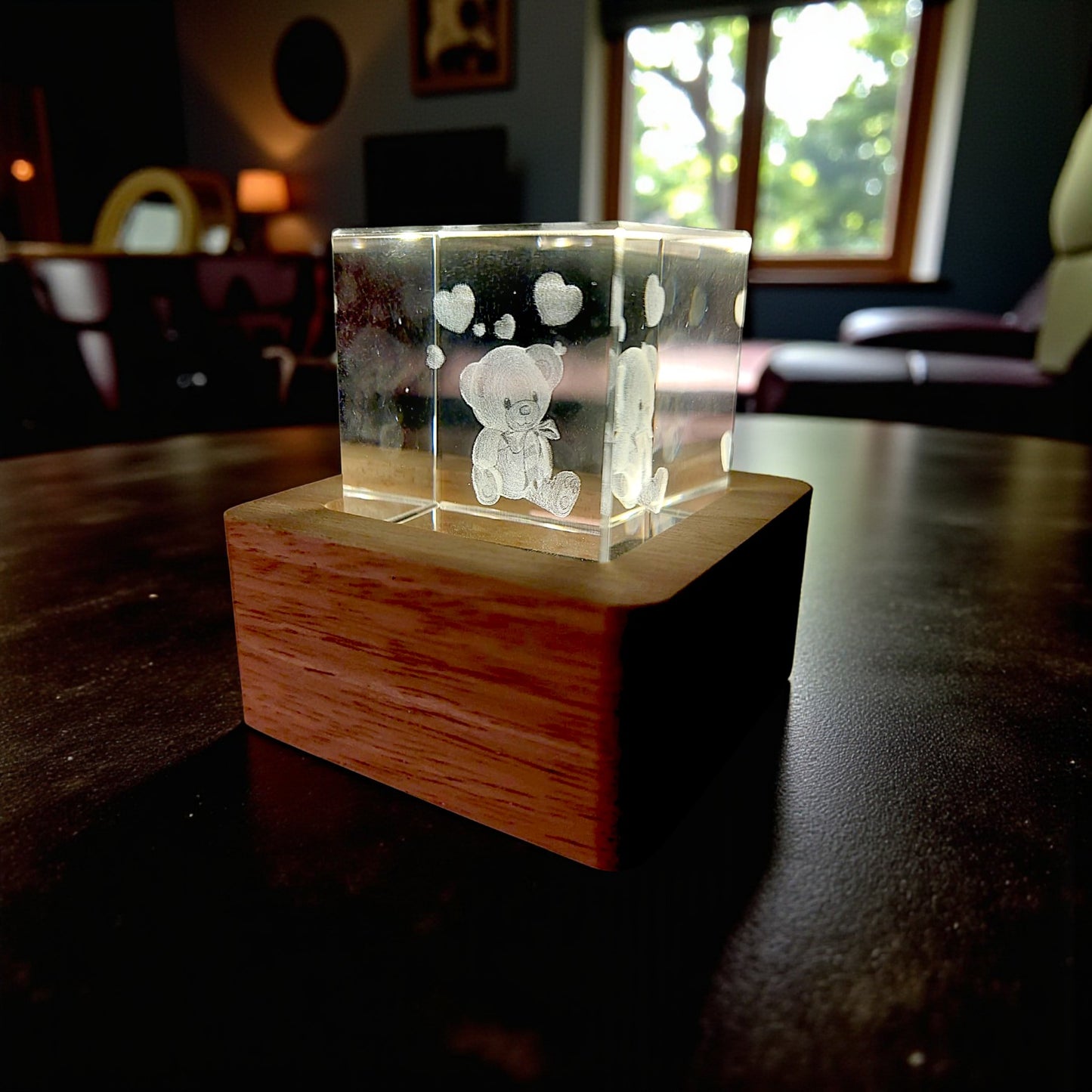 Cubo di cristallo luminoso con base in legno in tema orsetto