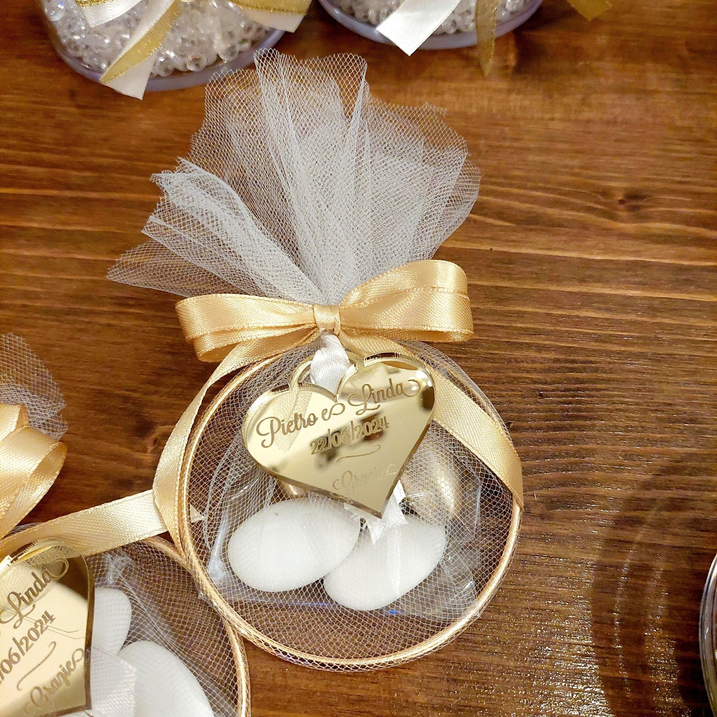 Cerchio metallico con tulle e confetti