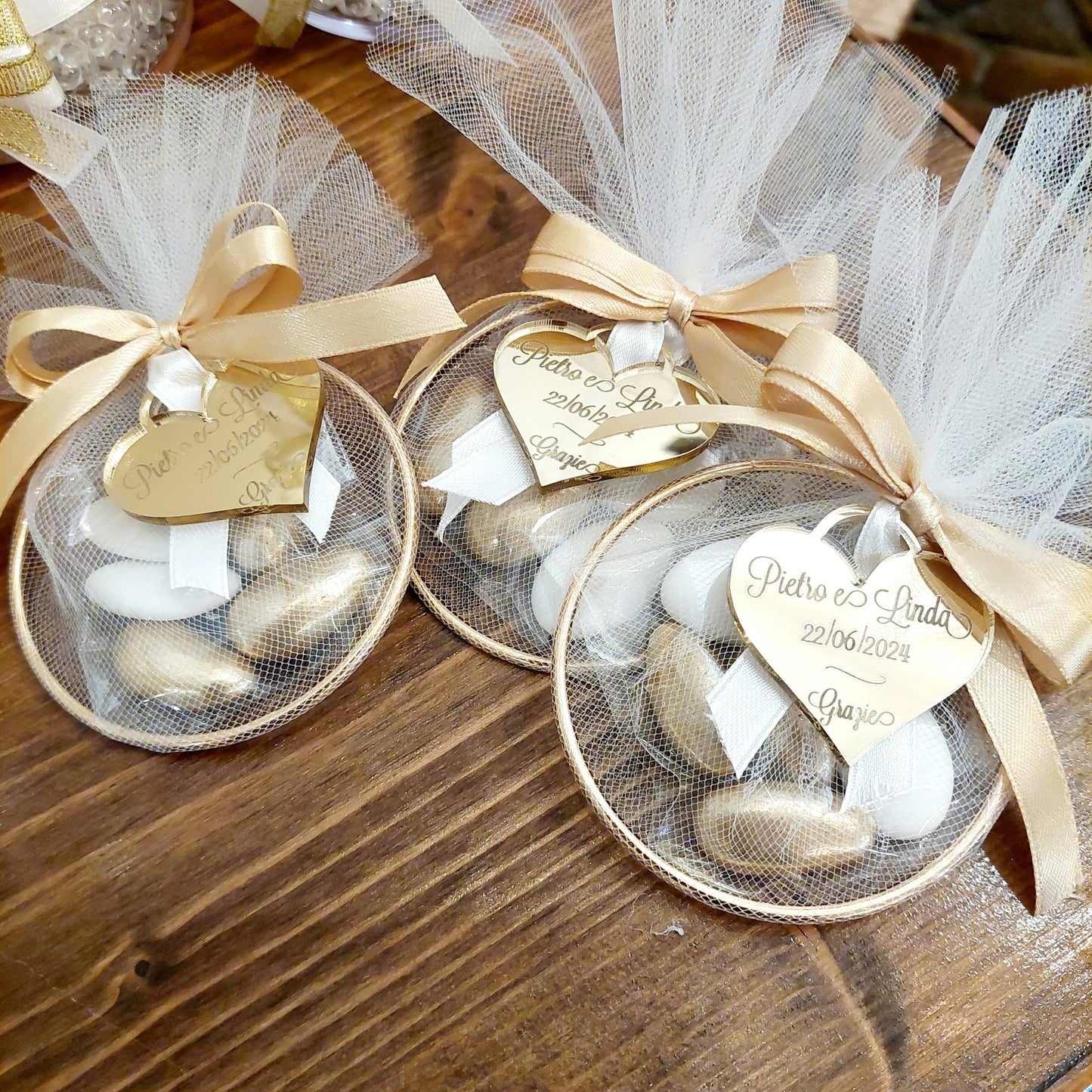 Cerchio metallico con tulle e confetti