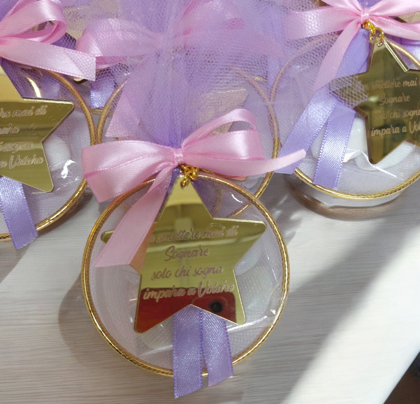 Cerchio metallico con tulle e confetti