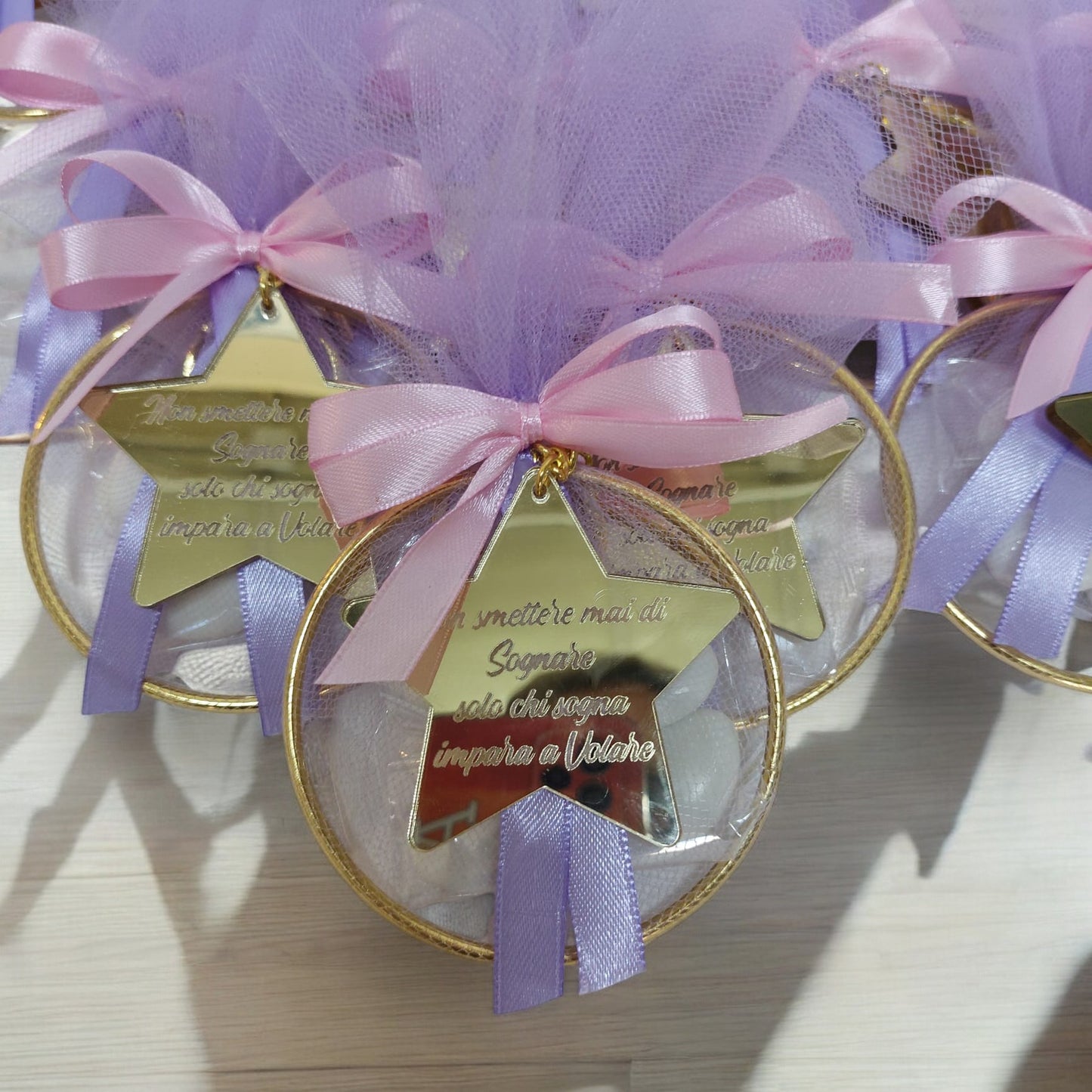 Cerchio metallico con tulle e confetti