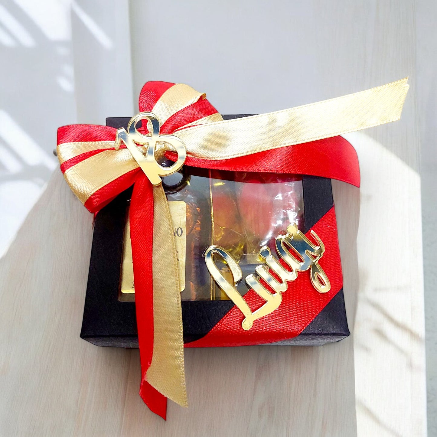 Bomboniera per festa 18 anni, scatola degustazione con confetti, cioccolatini e Disaronno mignon