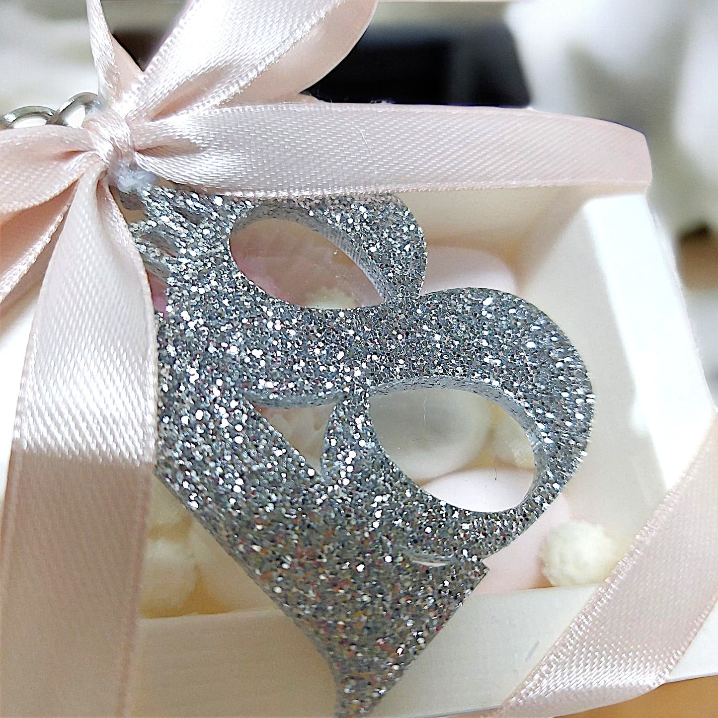 Portachiavi in plexiglass glitterato con scatola degustazione confetti