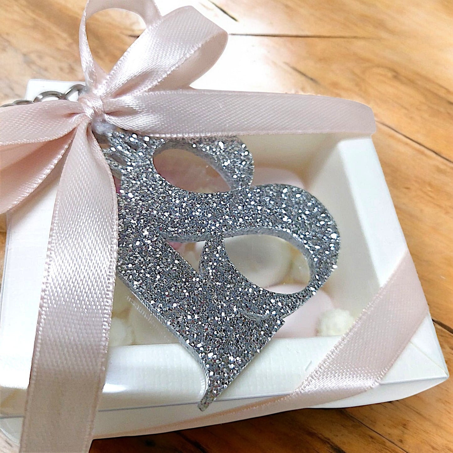 Portachiavi in plexiglass glitterato con scatola degustazione confetti