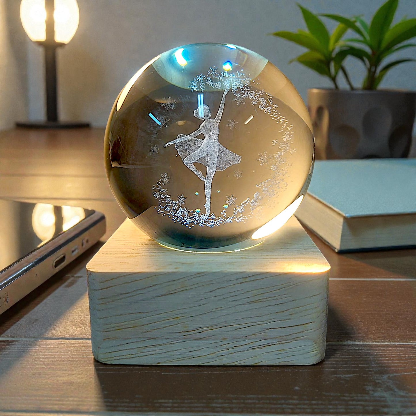Sfera di cristallo luminosa con base in legno in tema ballerina