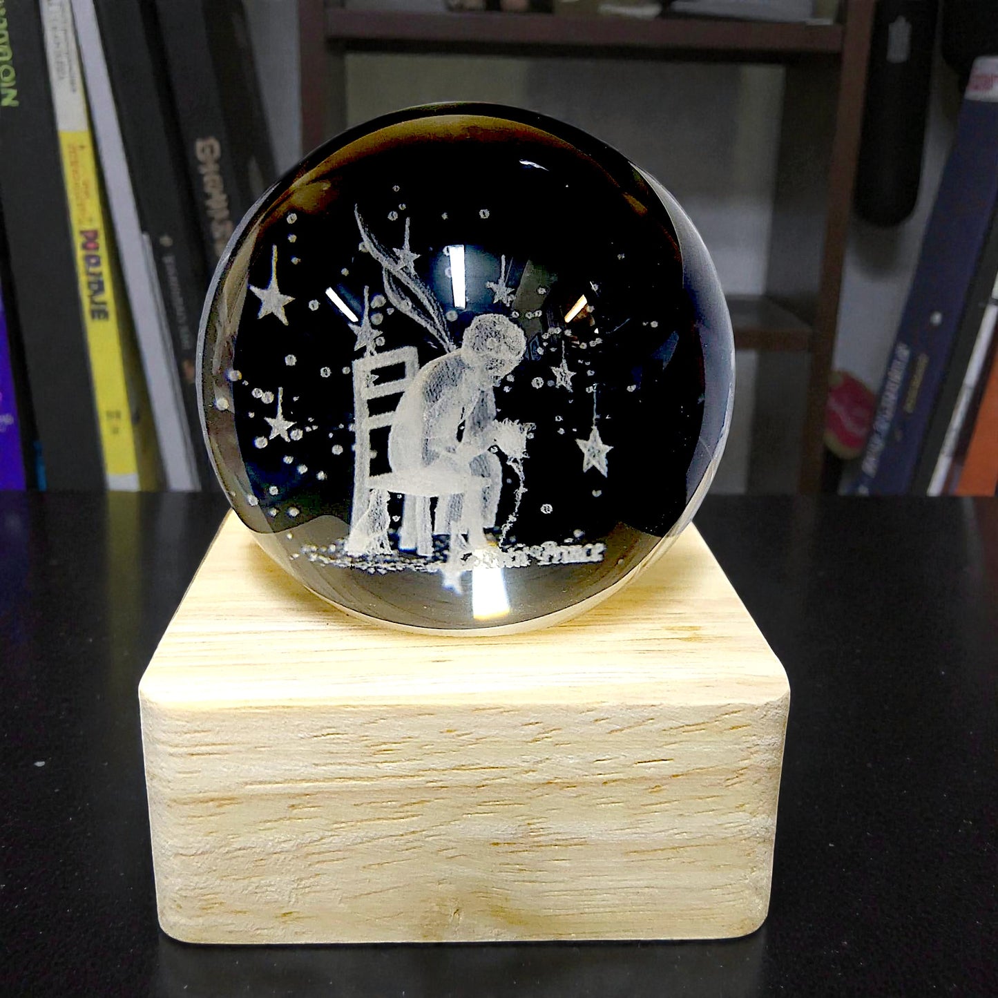 Sfera di cristallo luminosa con base in legno in tema piccolo principe