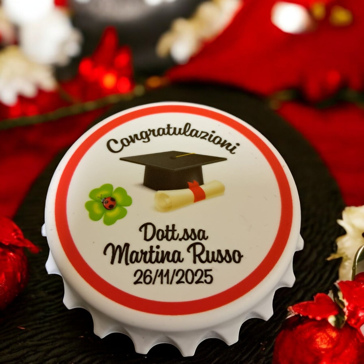 Tappo apribottiglie magnetico, personalizzato in tema laurea