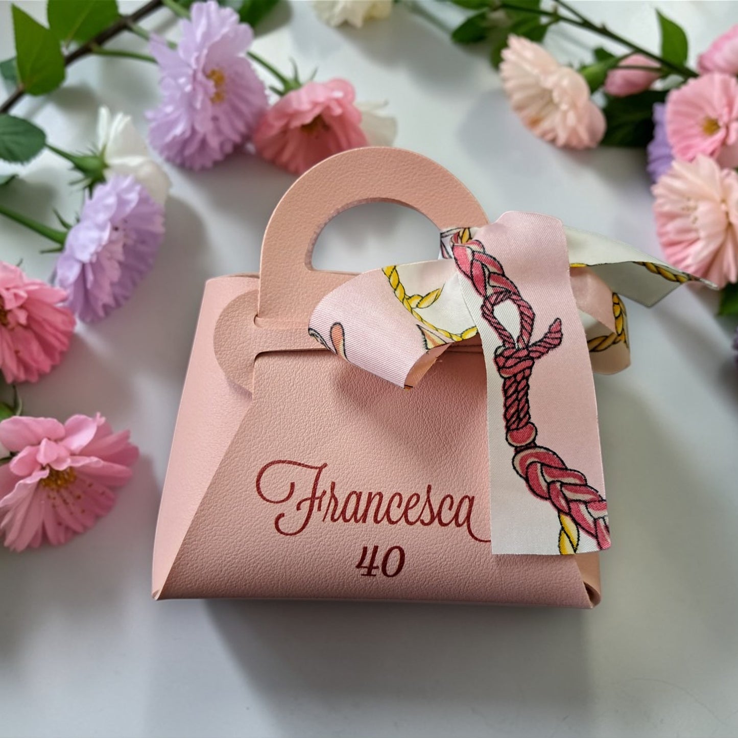 Borsetta porta confetti in ecopelle con fiocco in tema foulard e grafica personalizzata