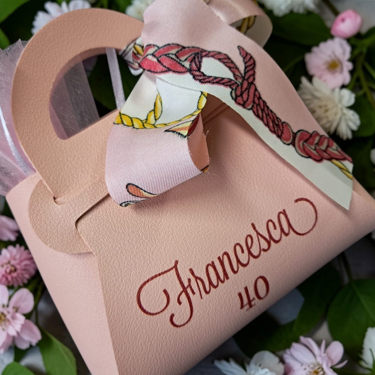 Borsetta porta confetti in ecopelle con fiocco in tema foulard e grafica personalizzata
