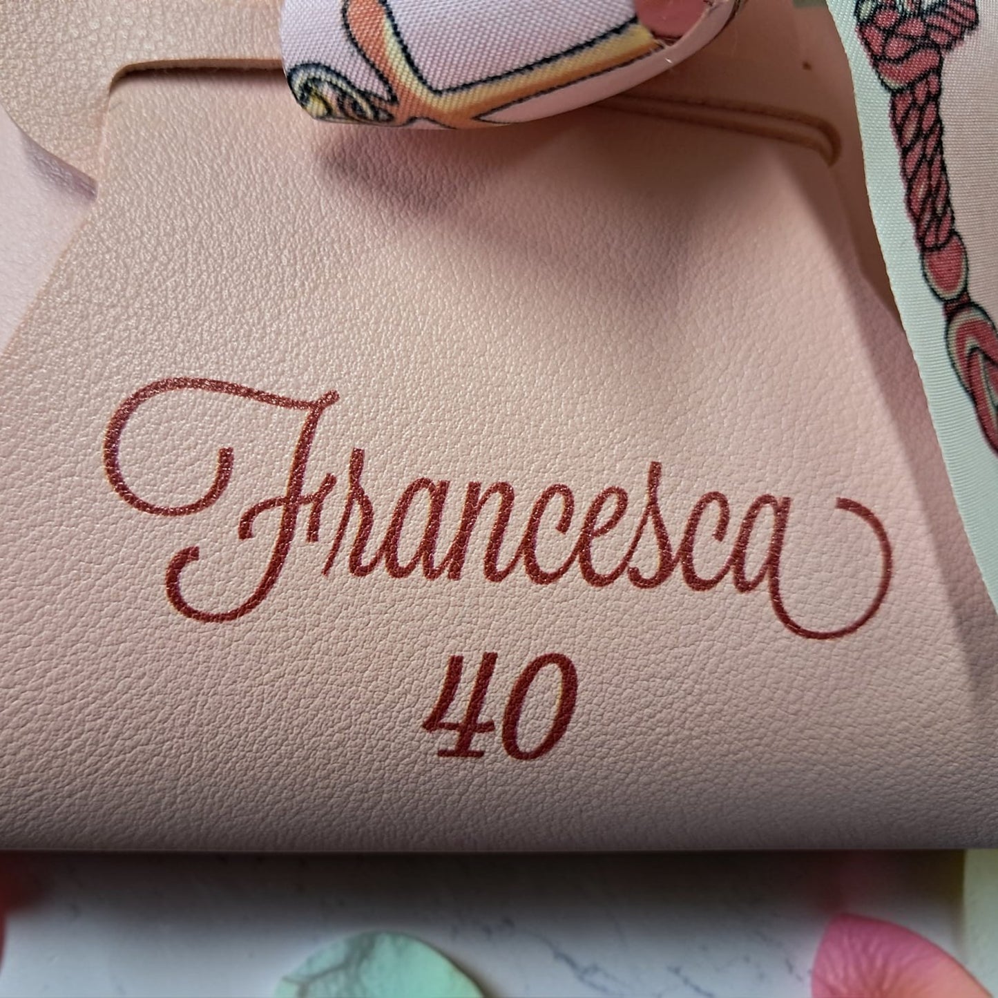 Borsetta porta confetti in ecopelle con fiocco in tema foulard e grafica personalizzata
