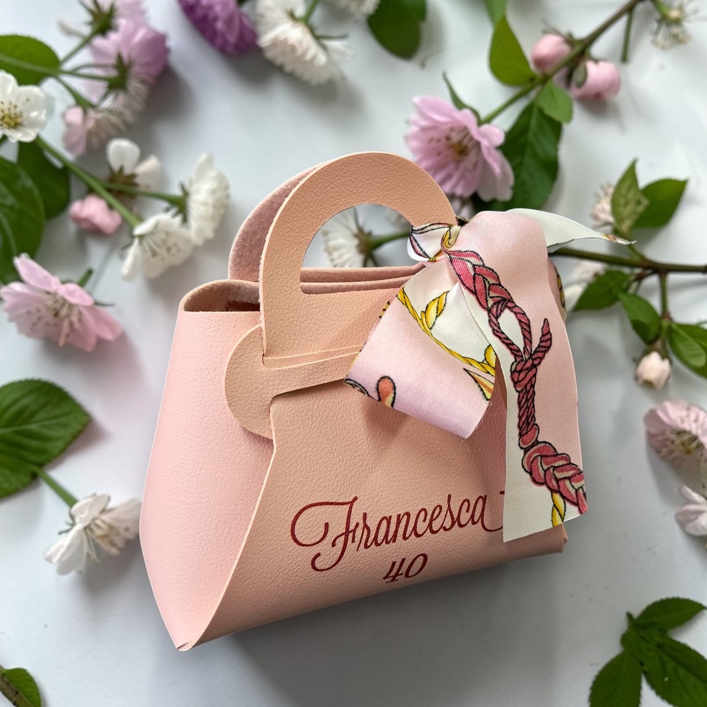 Borsetta porta confetti in ecopelle con fiocco in tema foulard e grafica personalizzata