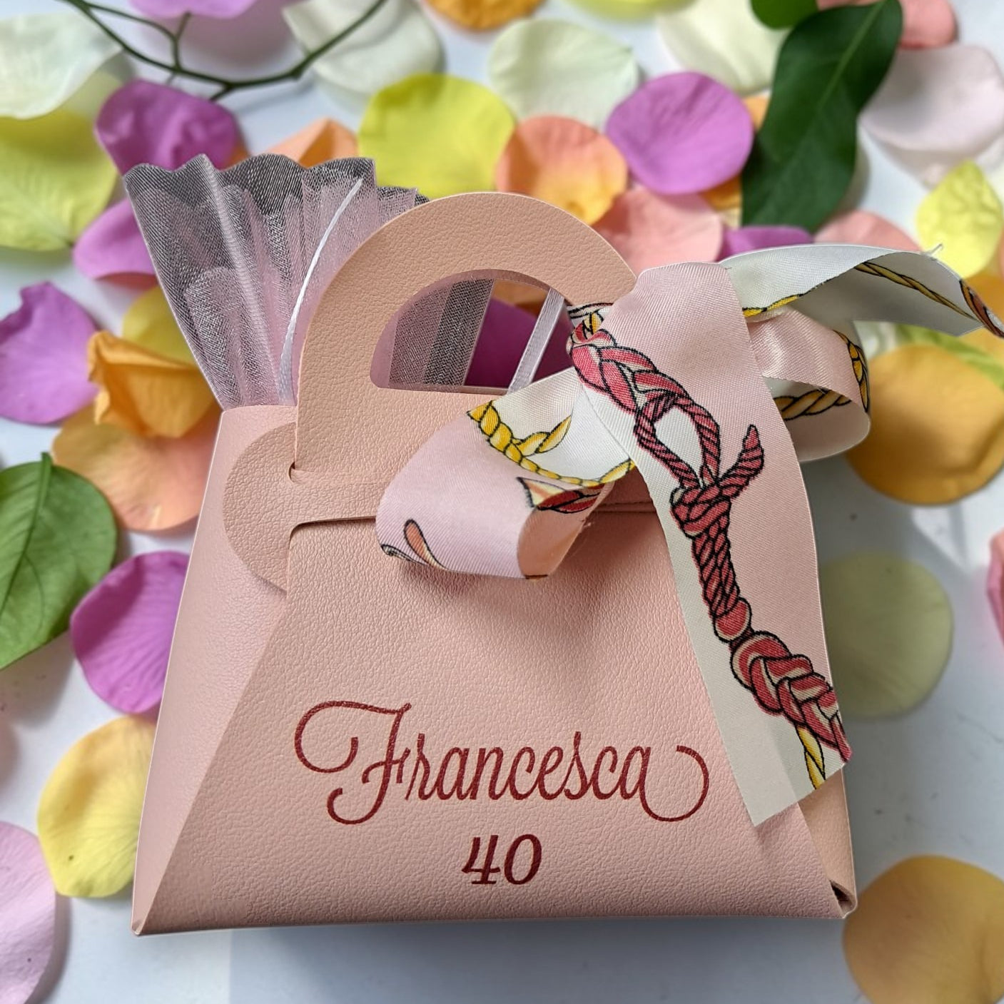 Borsetta porta confetti in ecopelle con fiocco in tema foulard e grafica personalizzata
