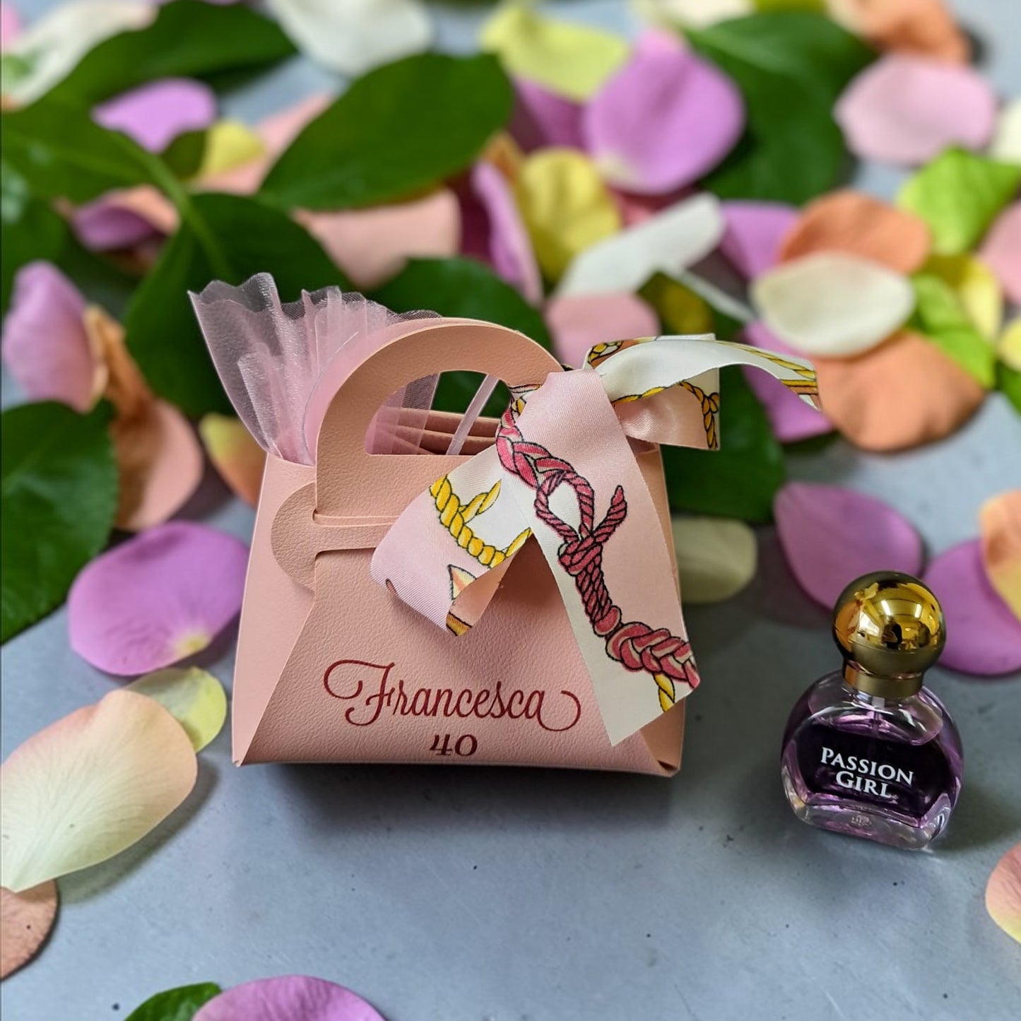 Borsetta porta confetti in ecopelle con fiocco in tema foulard e grafica personalizzata