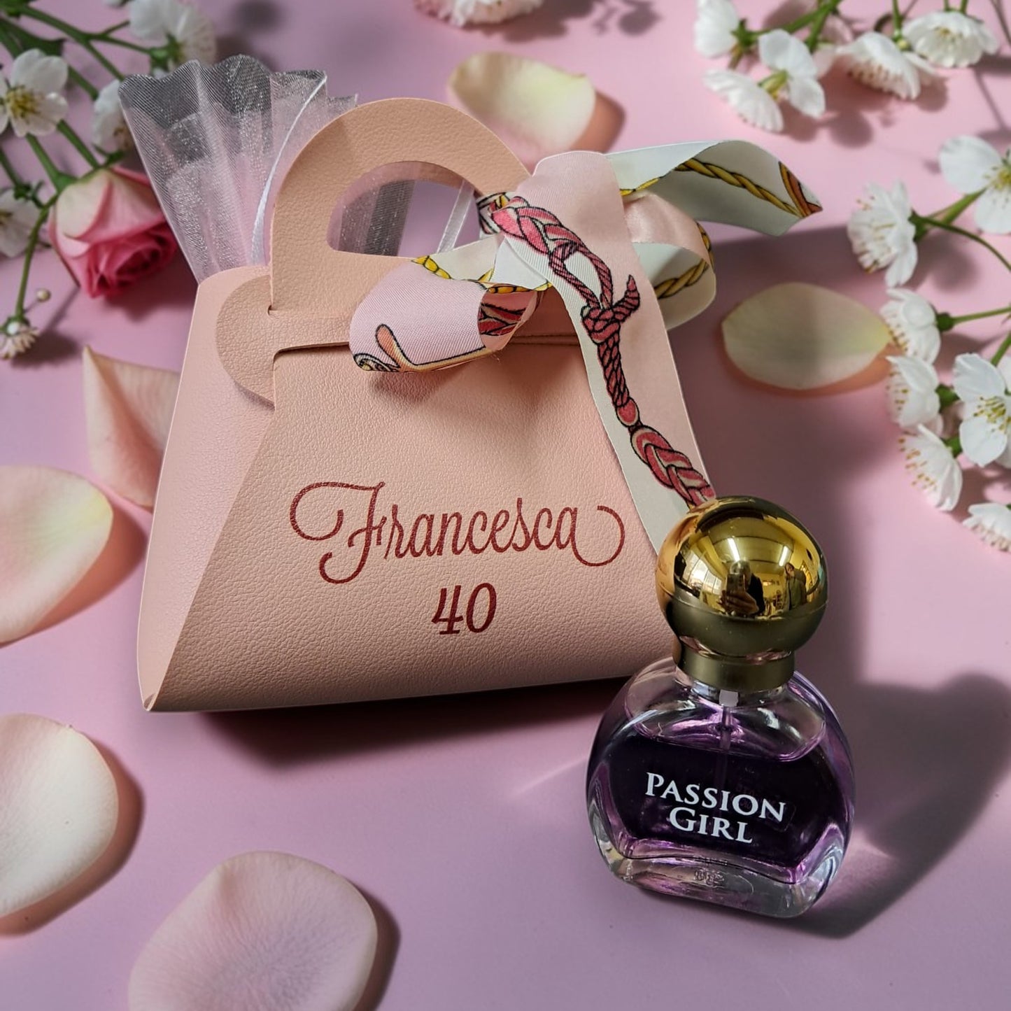 Borsetta porta confetti in ecopelle con fiocco in tema foulard e grafica personalizzata