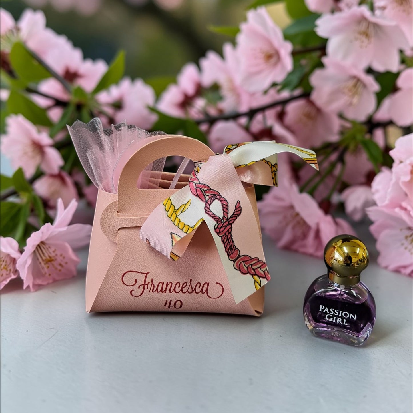 Borsetta porta confetti in ecopelle con fiocco in tema foulard e grafica personalizzata