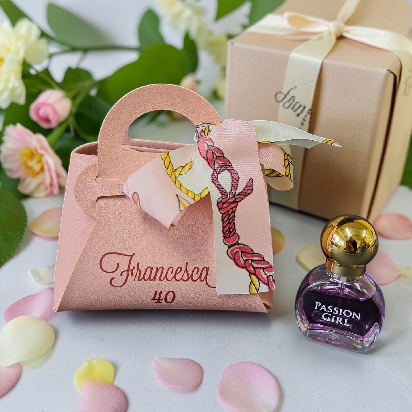 Borsetta porta confetti in ecopelle con fiocco in tema foulard e grafica personalizzata
