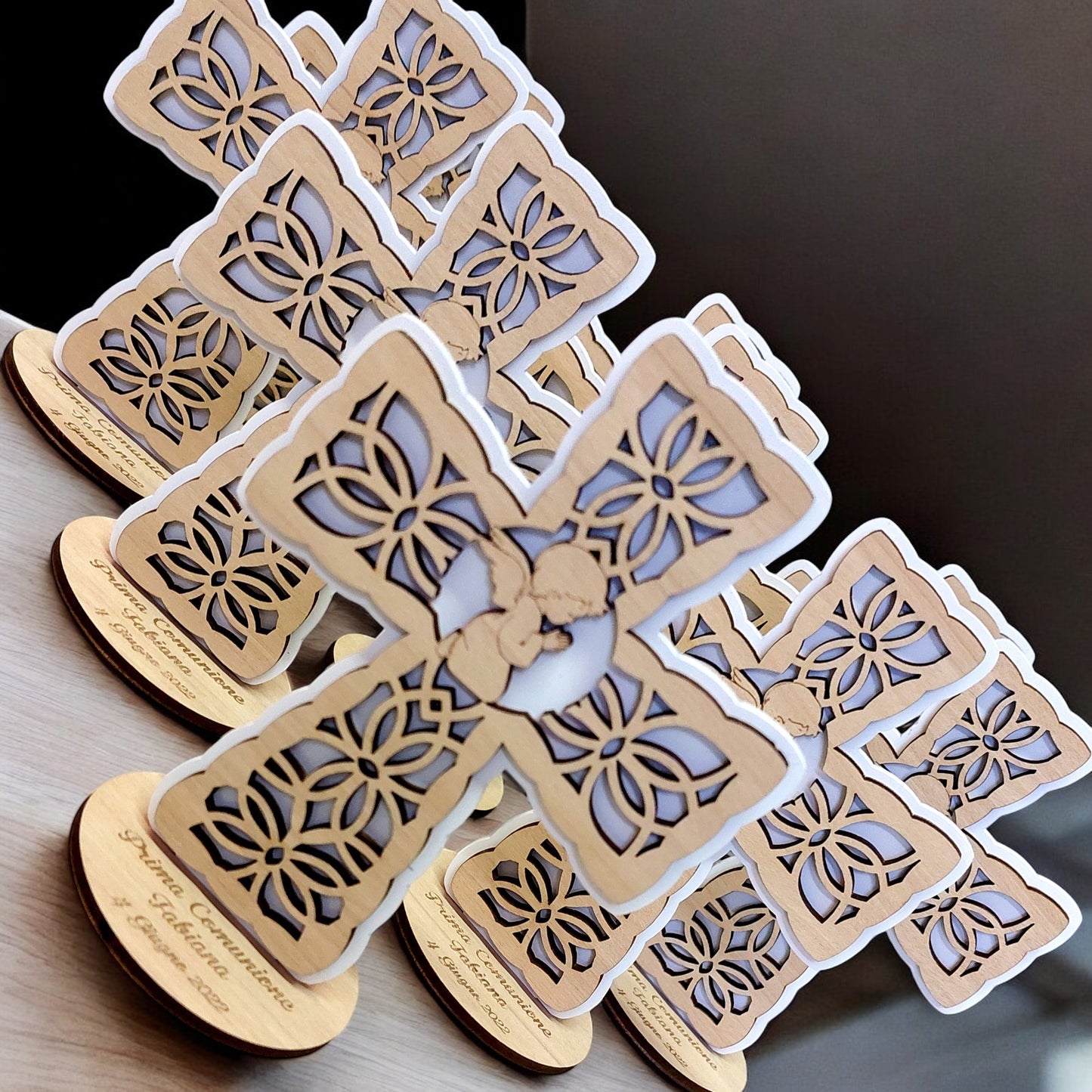 Croce in legno e plexiglass bianco