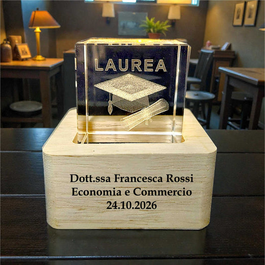 Cubo di cristallo luminoso con base in legno in tema laurea