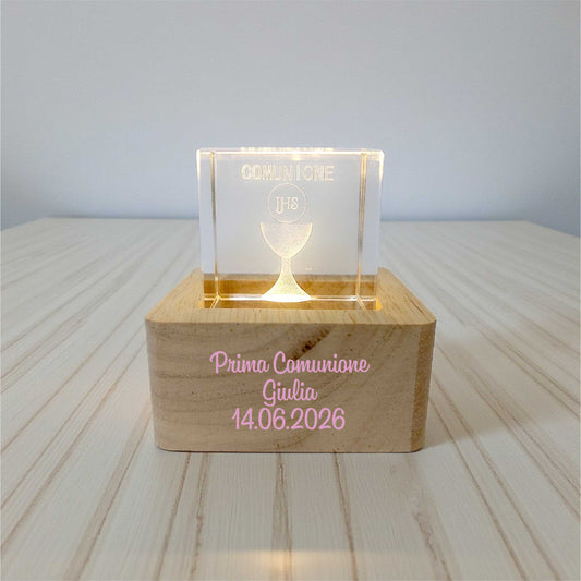 Cubo di cristallo luminoso con base in legno in tema Prima Comunione