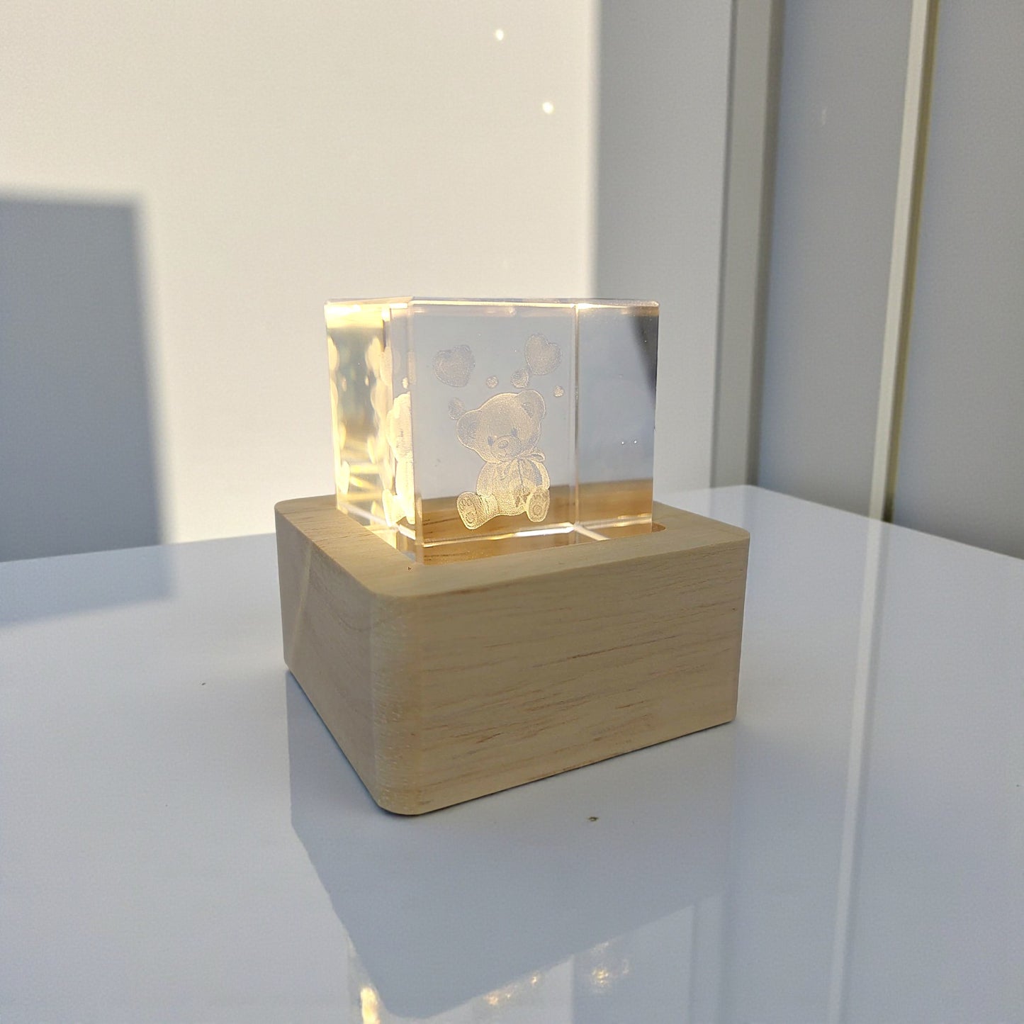 Cubo di cristallo luminoso con base in legno in tema orsetto