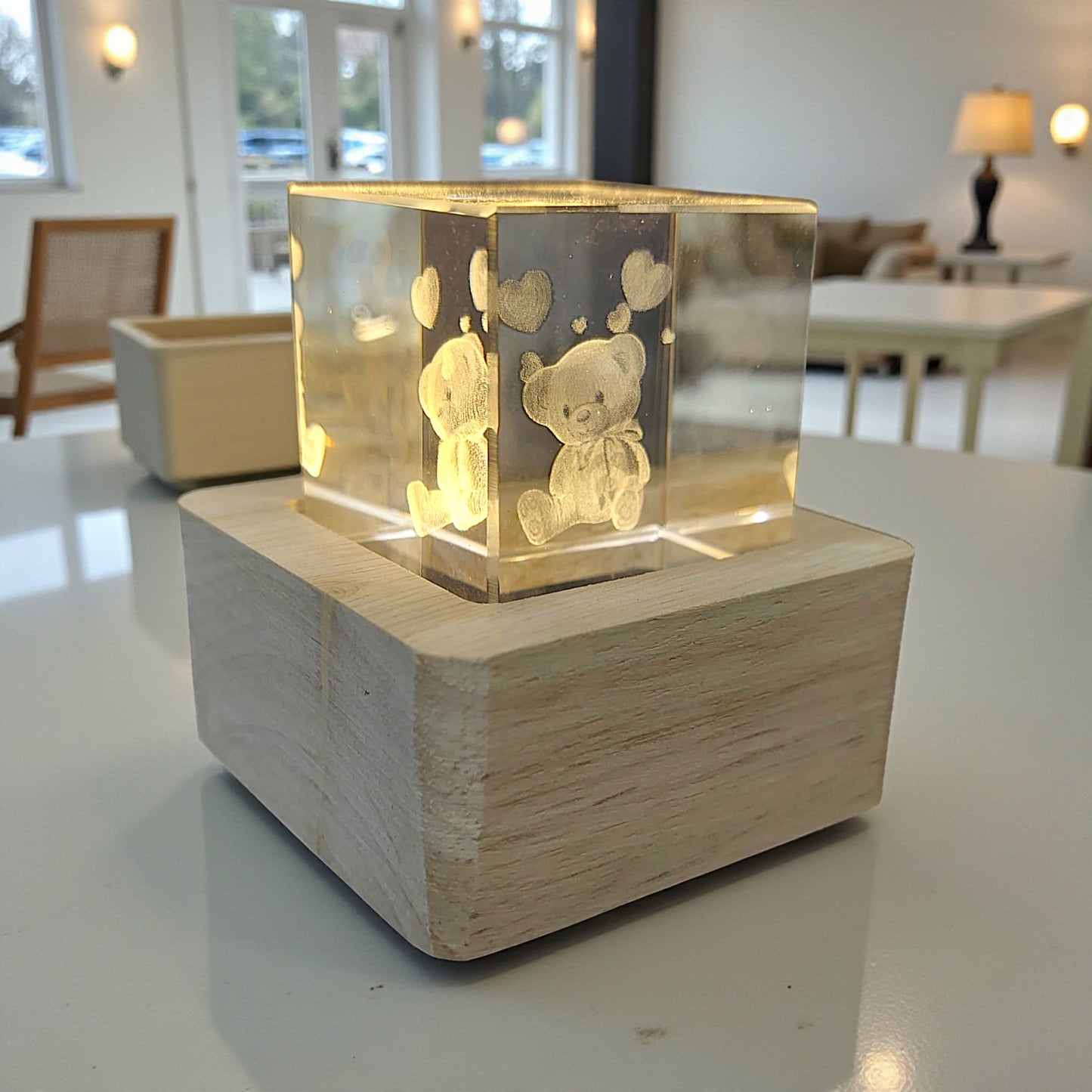 Cubo di cristallo luminoso con base in legno in tema orsetto