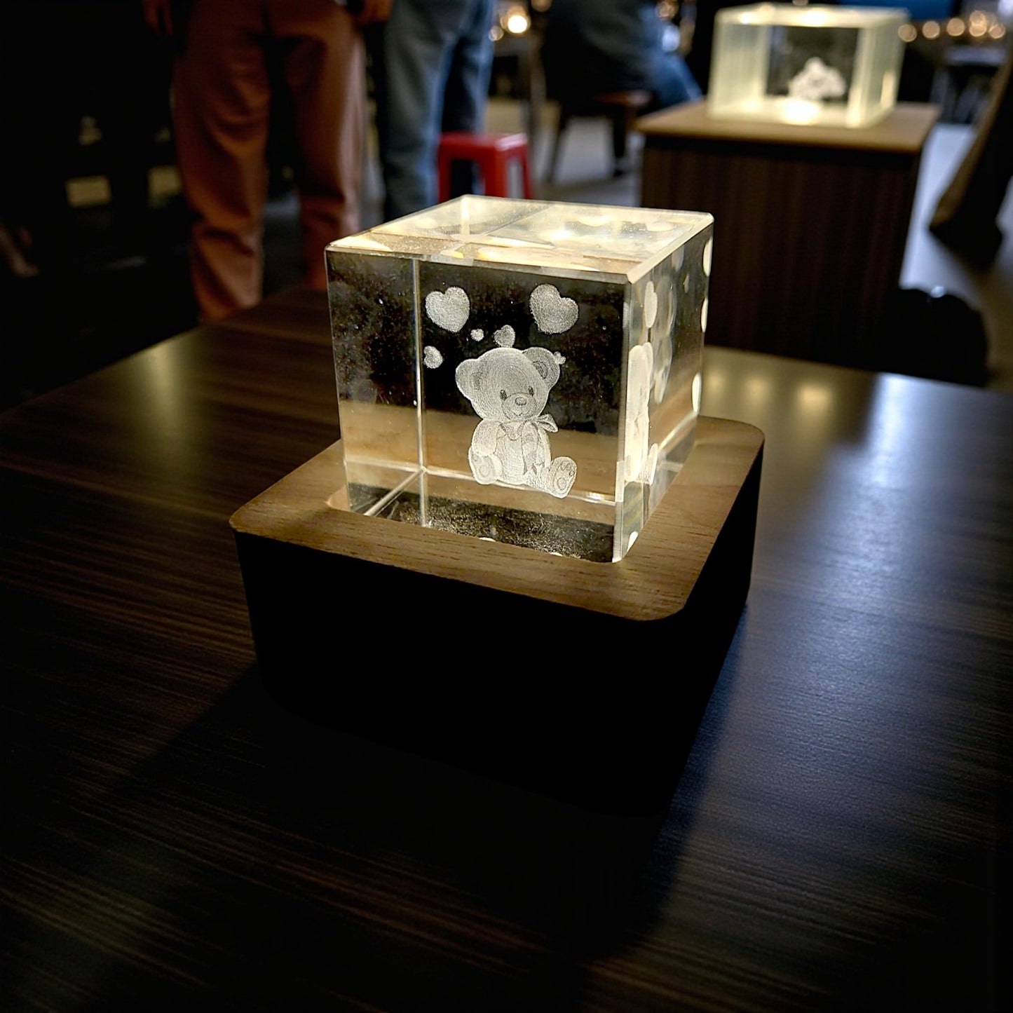 Cubo di cristallo luminoso con base in legno in tema orsetto
