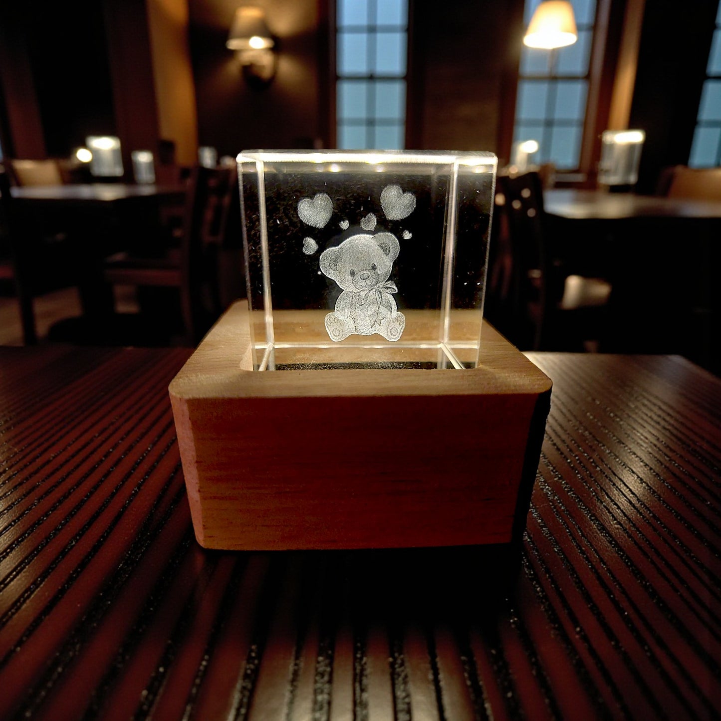 Cubo di cristallo luminoso con base in legno in tema orsetto