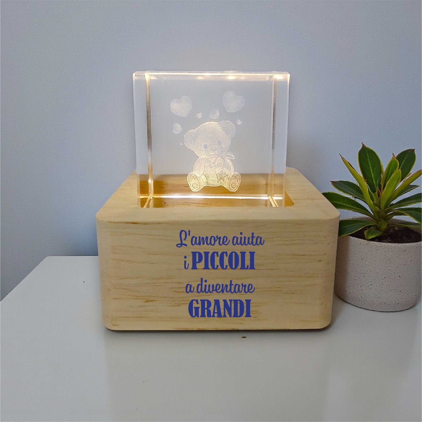 Cubo di cristallo luminoso con base in legno in tema orsetto