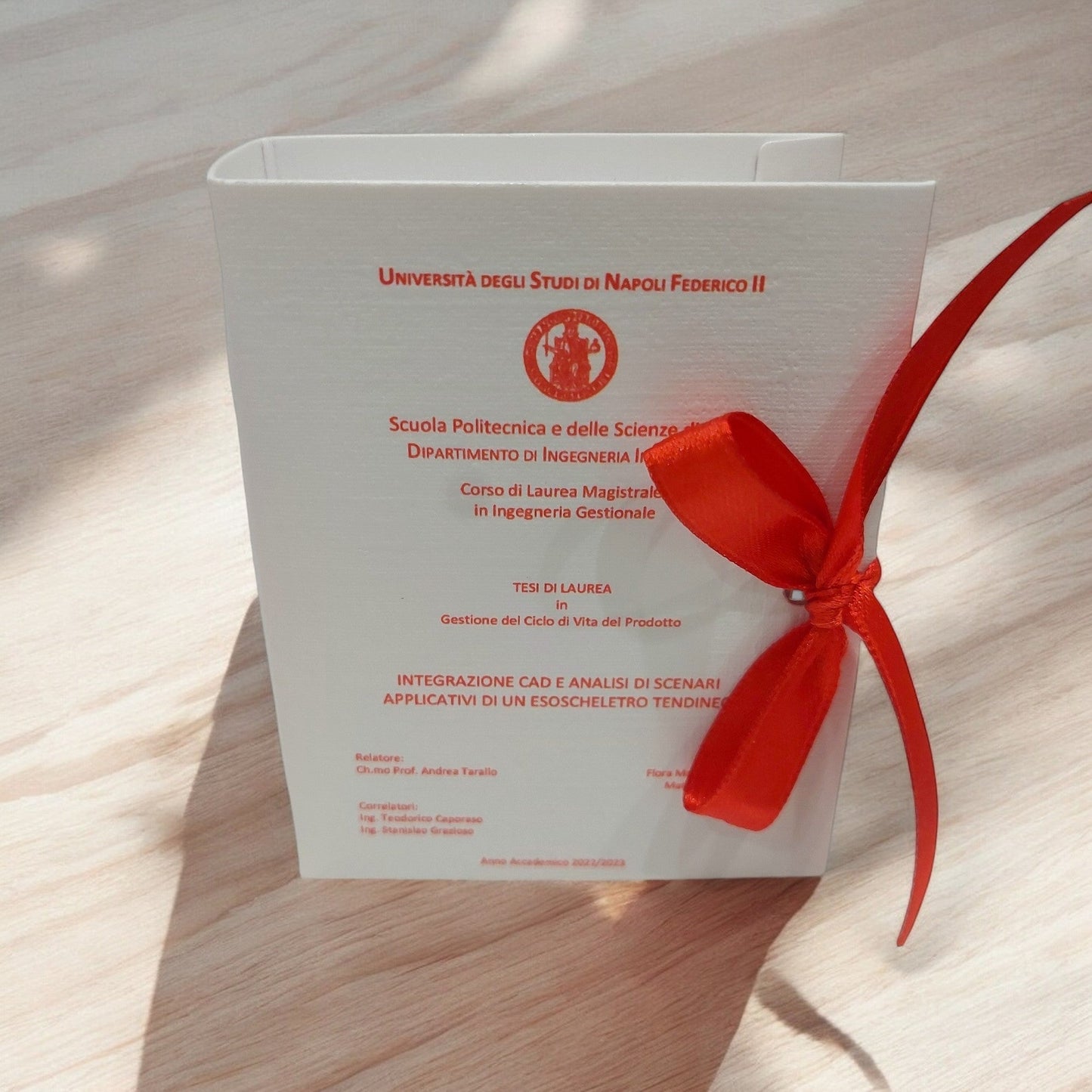 Scatolina porta confetti con copertina tesi di laurea