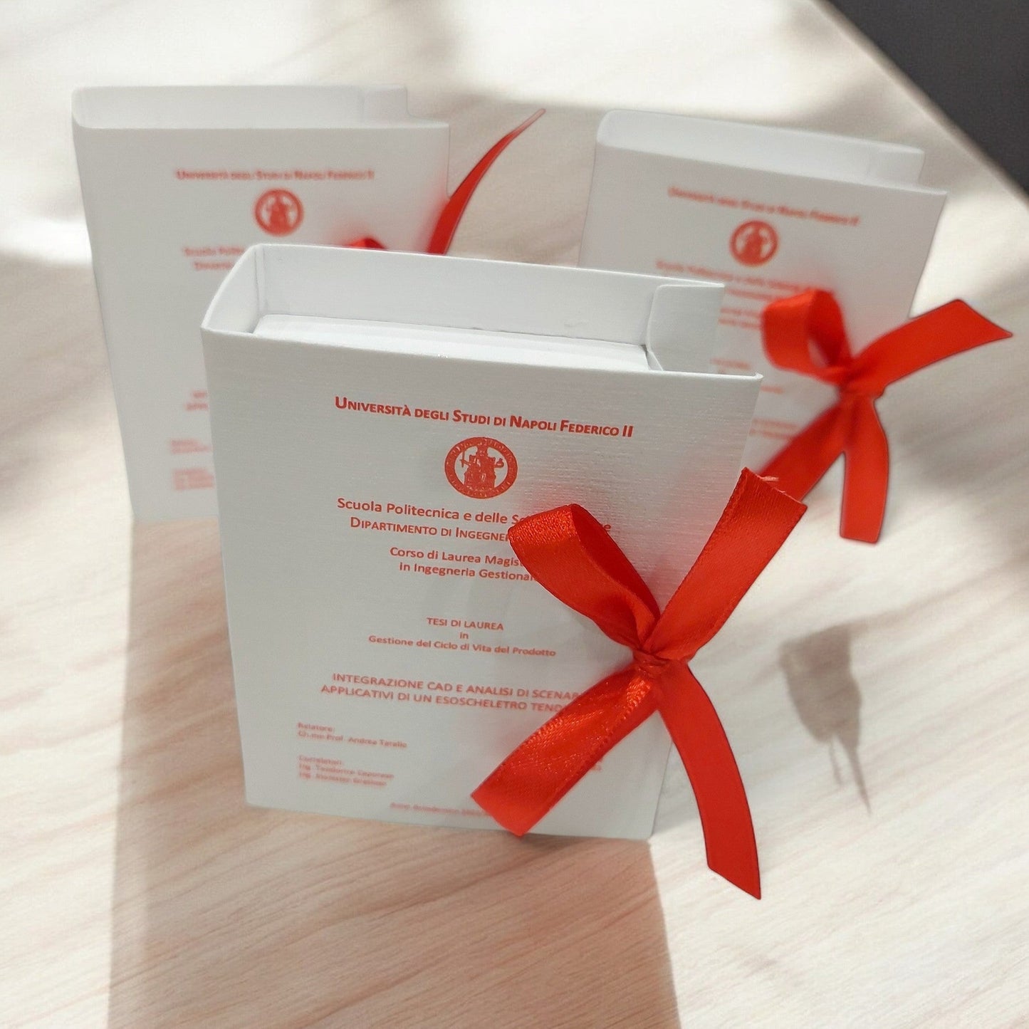 Scatolina porta confetti con copertina tesi di laurea