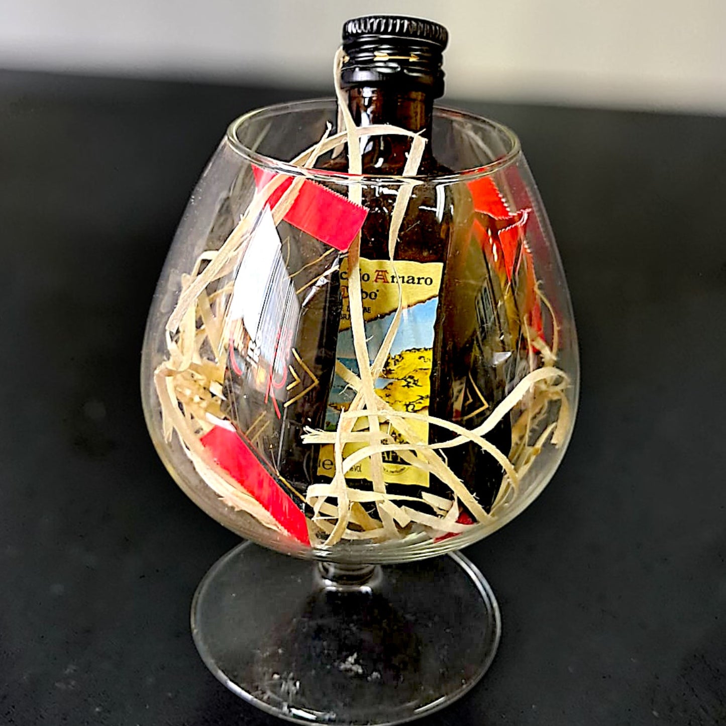 Bomboniera per festa 18 anni, bicchierino con cioccolatini e liquore mignon