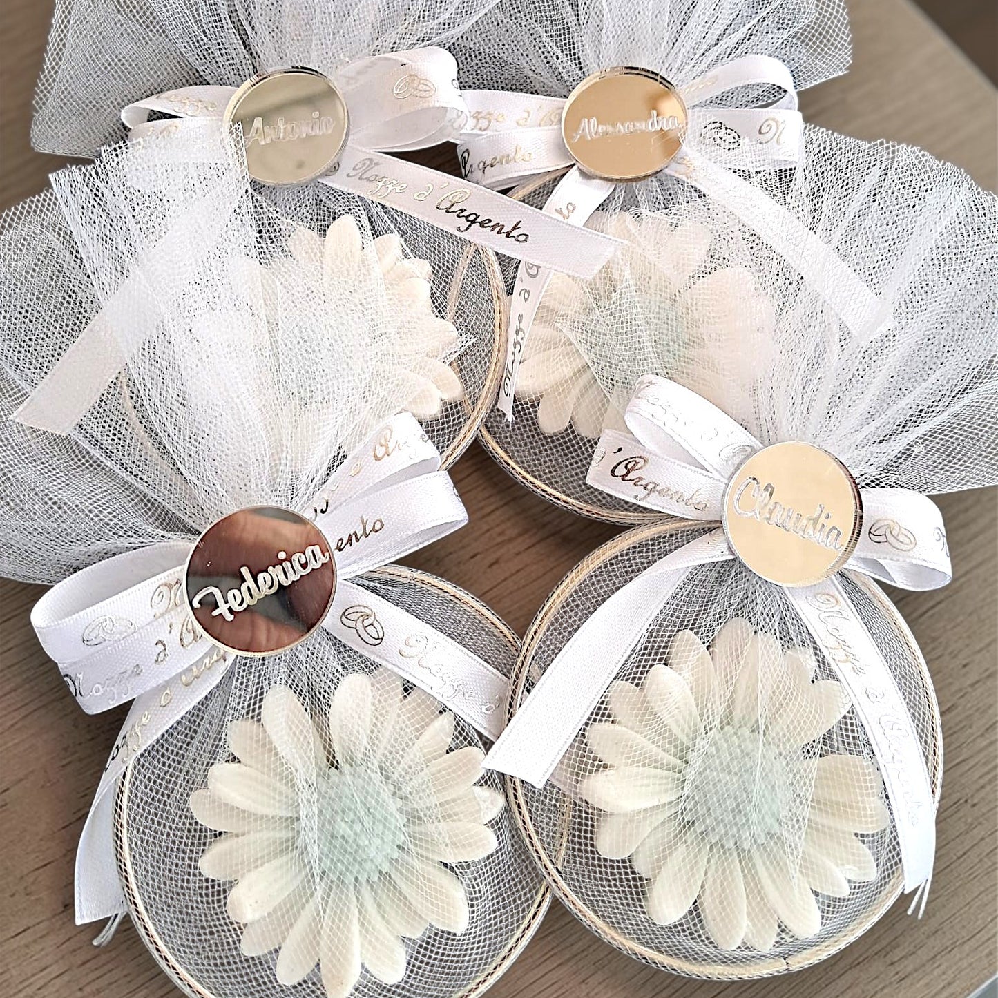 Cerchio metallico con candela a forma di fiore