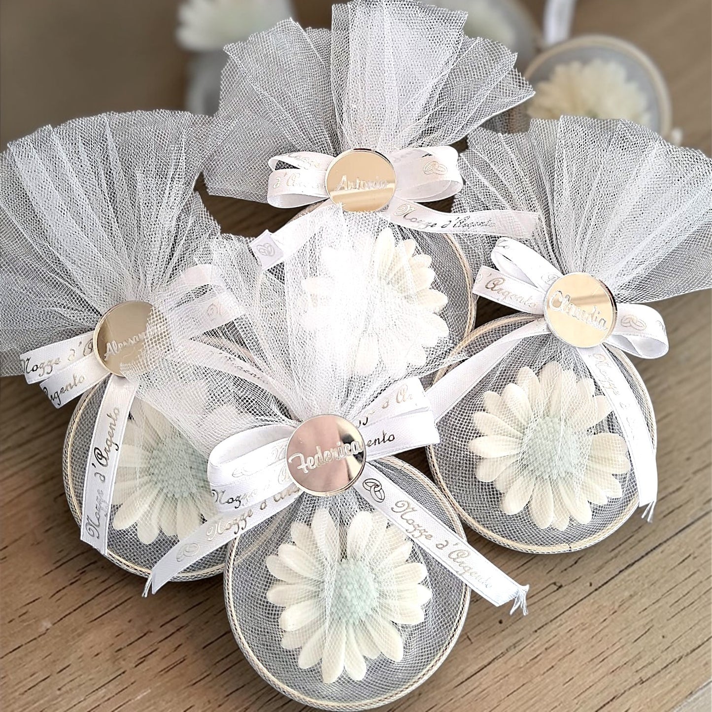 Cerchio metallico con candela a forma di fiore