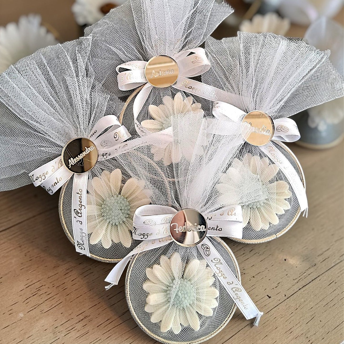 Cerchio metallico con candela a forma di fiore