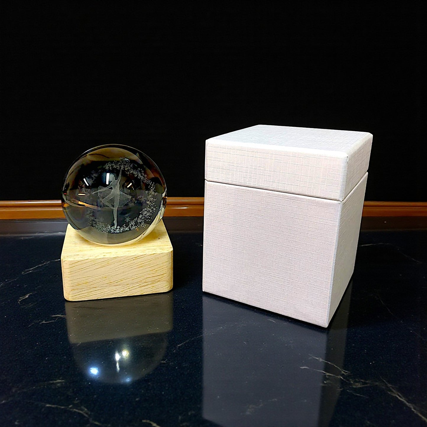 Sfera di cristallo luminosa con base in legno in tema ballerina