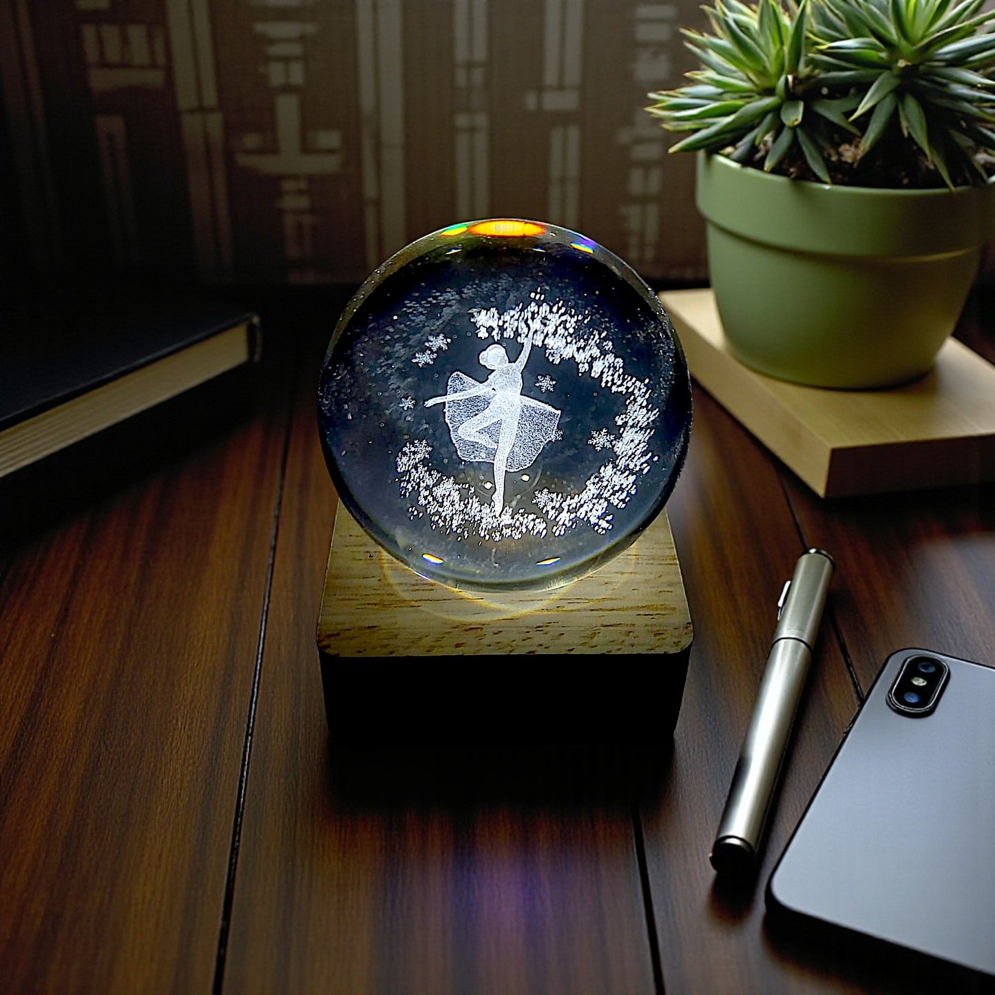 Sfera di cristallo luminosa con base in legno in tema ballerina