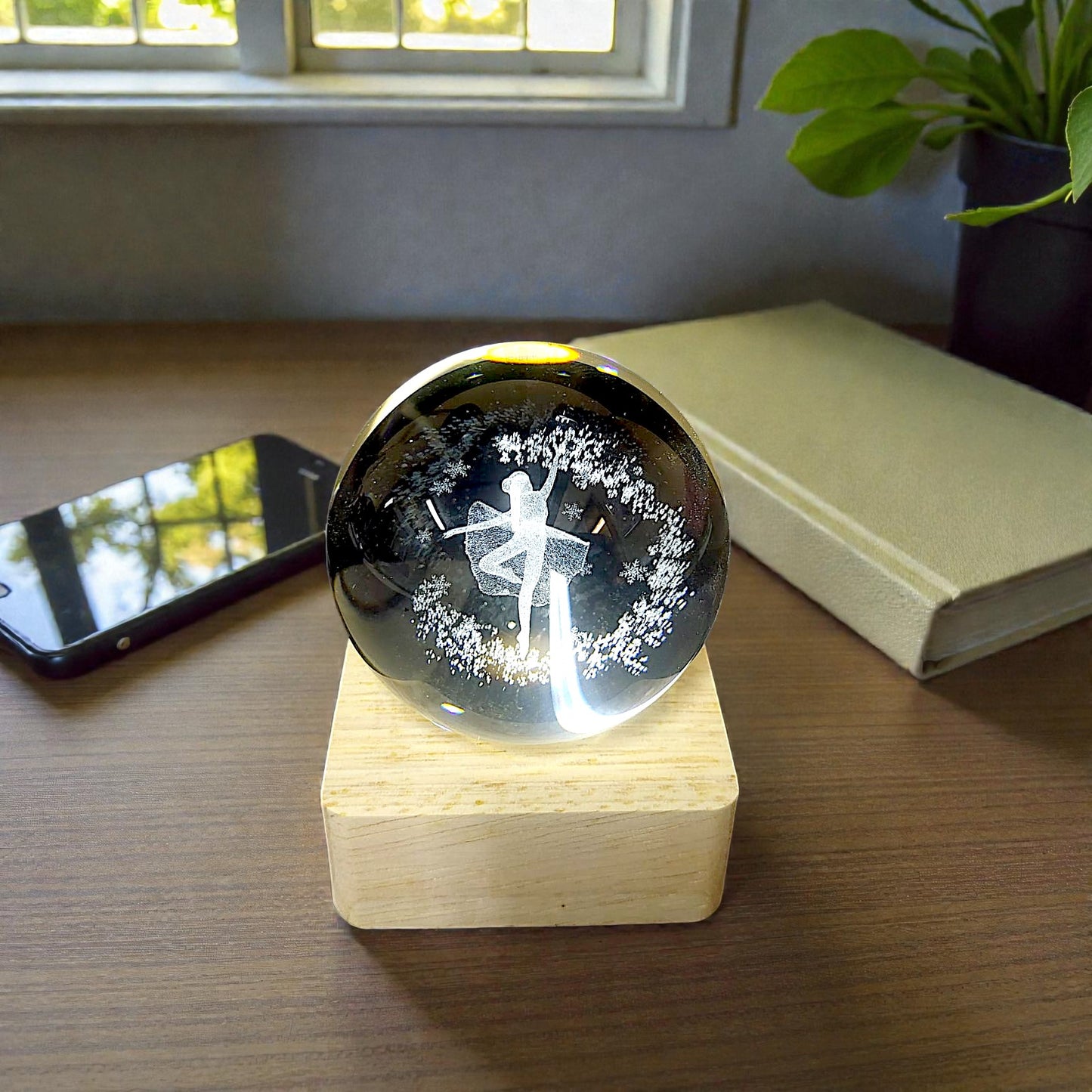 Sfera di cristallo luminosa con base in legno in tema ballerina