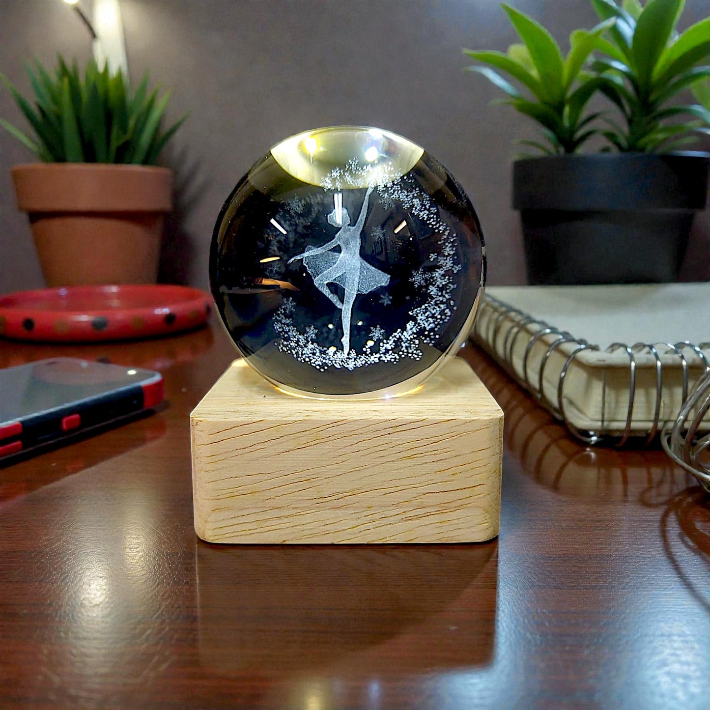 Sfera di cristallo luminosa con base in legno in tema ballerina