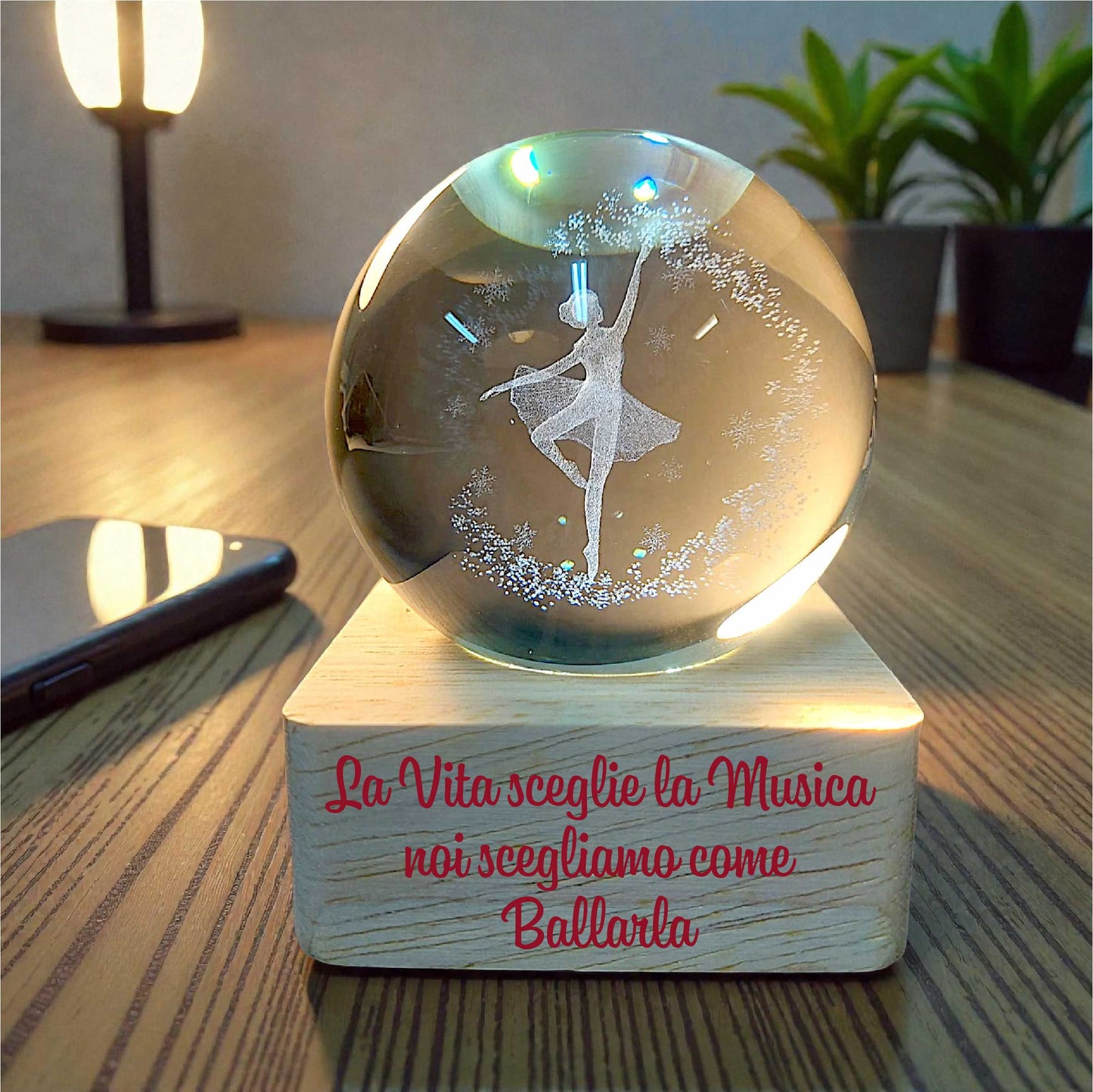 Sfera di cristallo luminosa con base in legno in tema ballerina