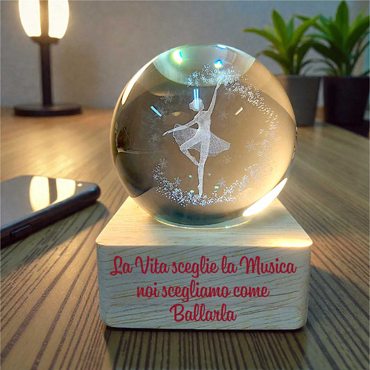 Sfera di cristallo luminosa con base in legno in tema ballerina
