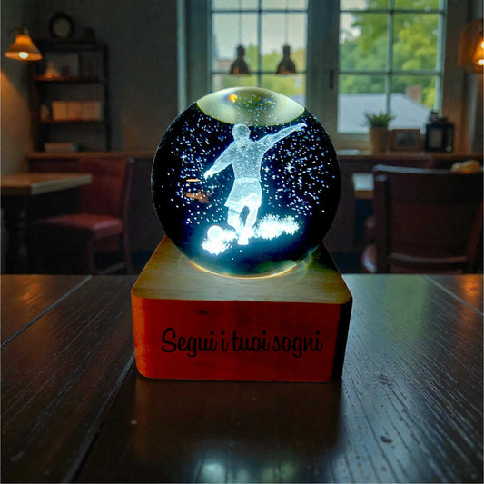 Sfera di cristallo luminosa con base in legno in tema calciatore