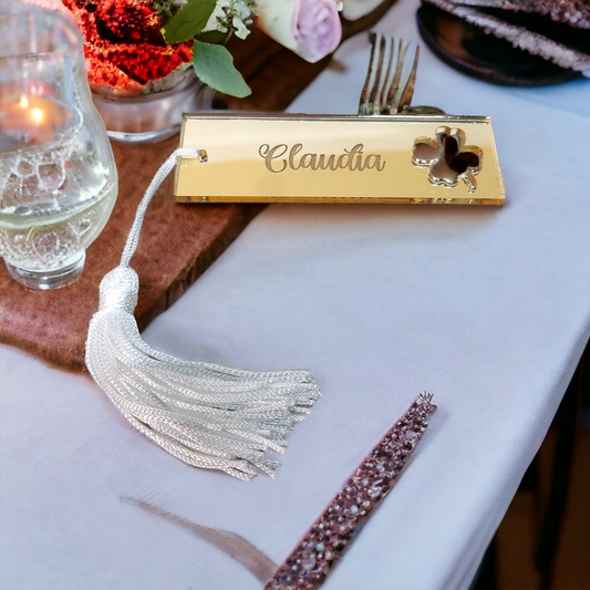 Plexiglass place cards with tassels, personalized with your name and suitable for any type of event.