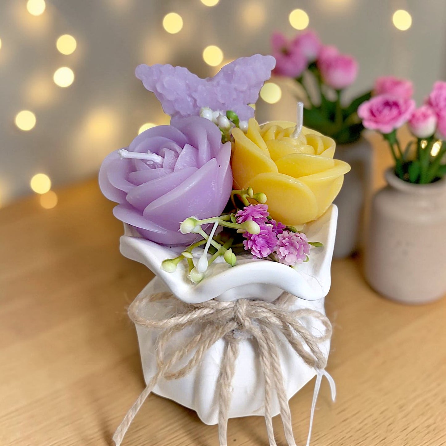 Vaso in ceramica con rose e farfalla in cera