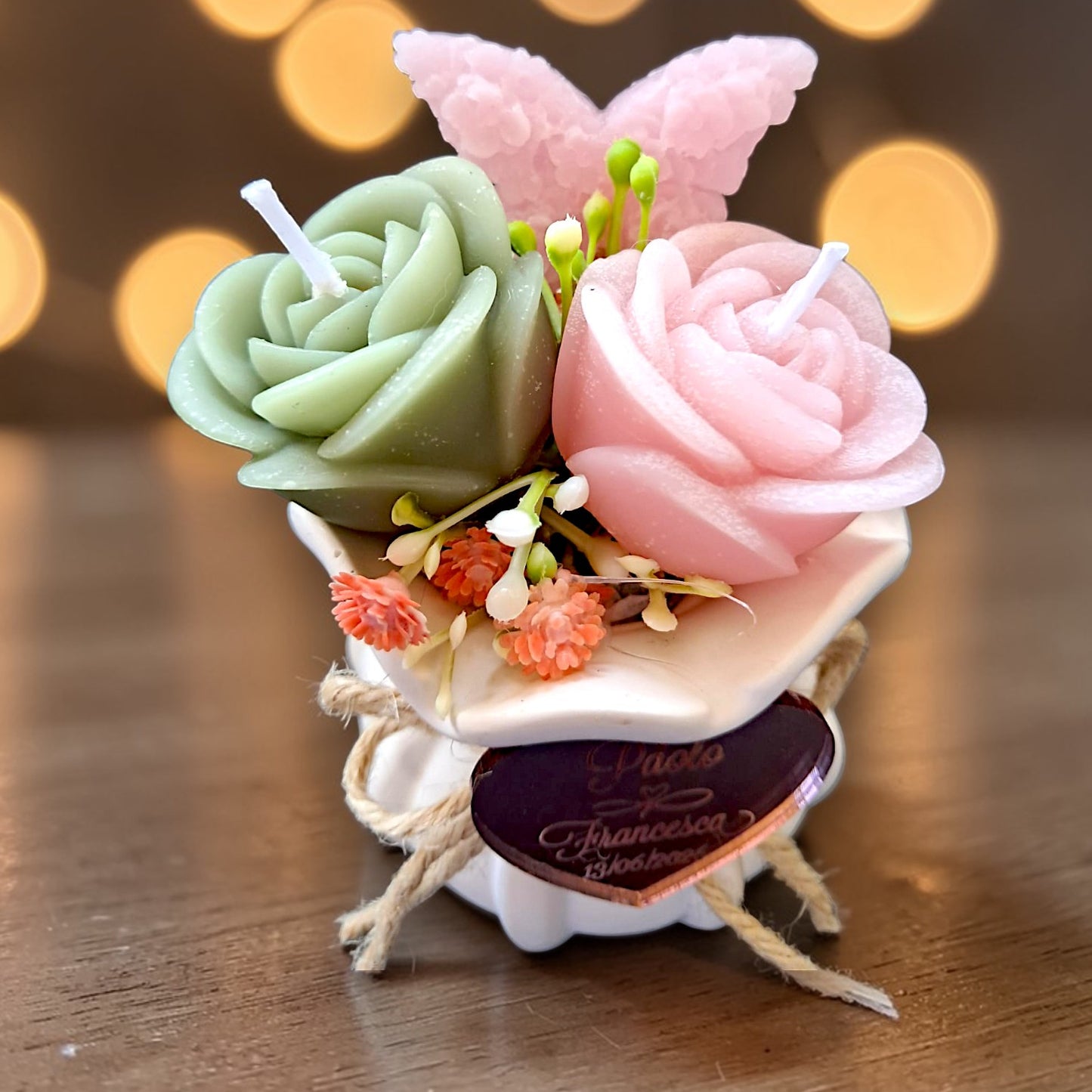 Vaso in ceramica con rose e farfalla in cera