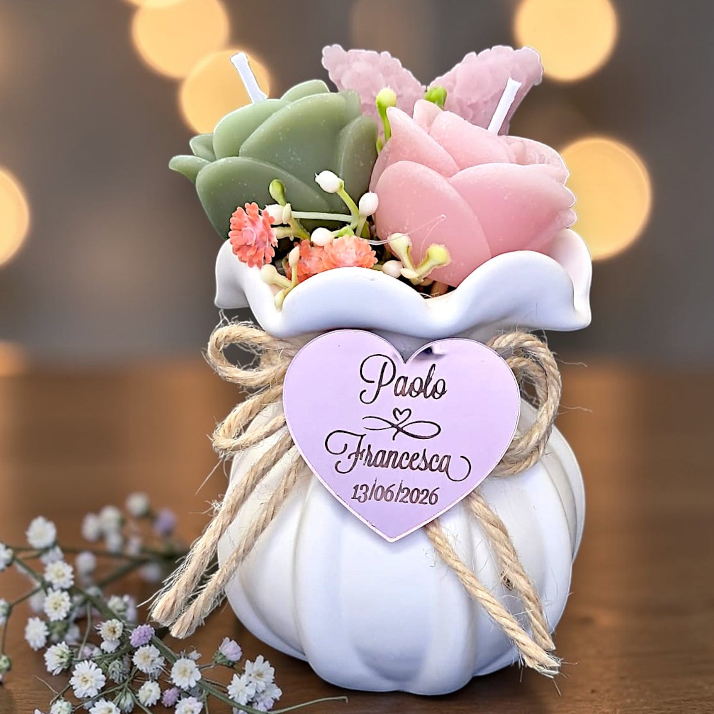 Vaso in ceramica con rose e farfalla in cera