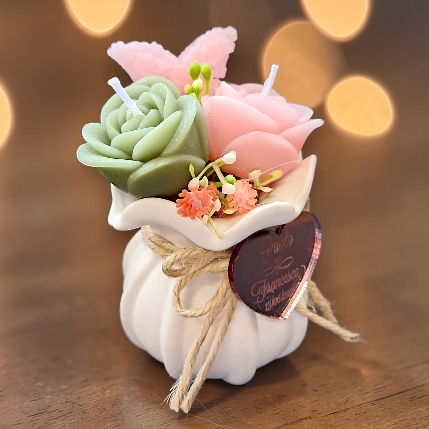 Vaso in ceramica con rose e farfalla in cera
