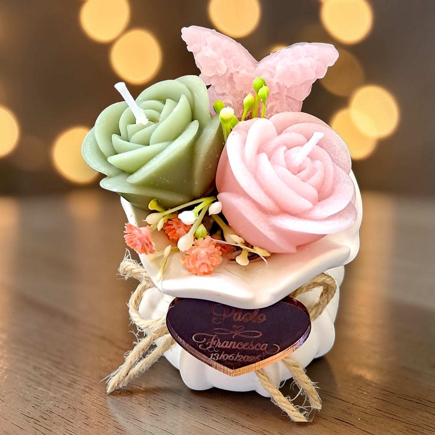 Vaso in ceramica con rose e farfalla in cera