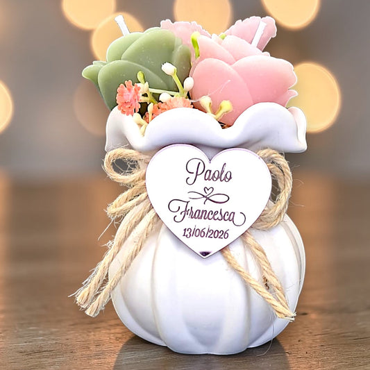 Vaso in ceramica con rose e farfalla in cera